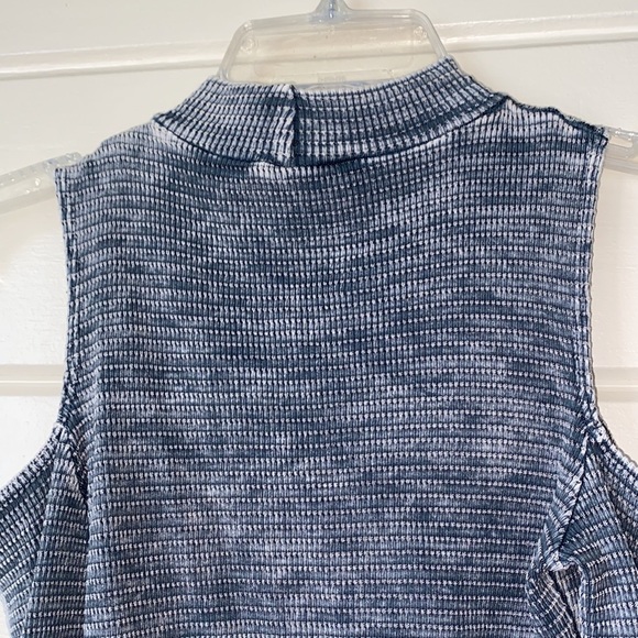 Cold shoulder crop top Size medium - Picture 11 of 12